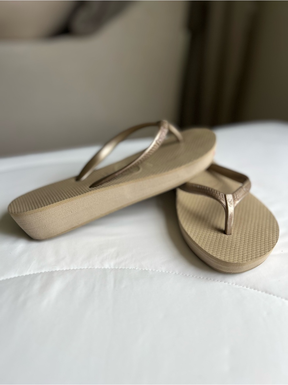 Havaiana’s Women’s Tan & metallic gold Platform Flip Flop Sandals size 37